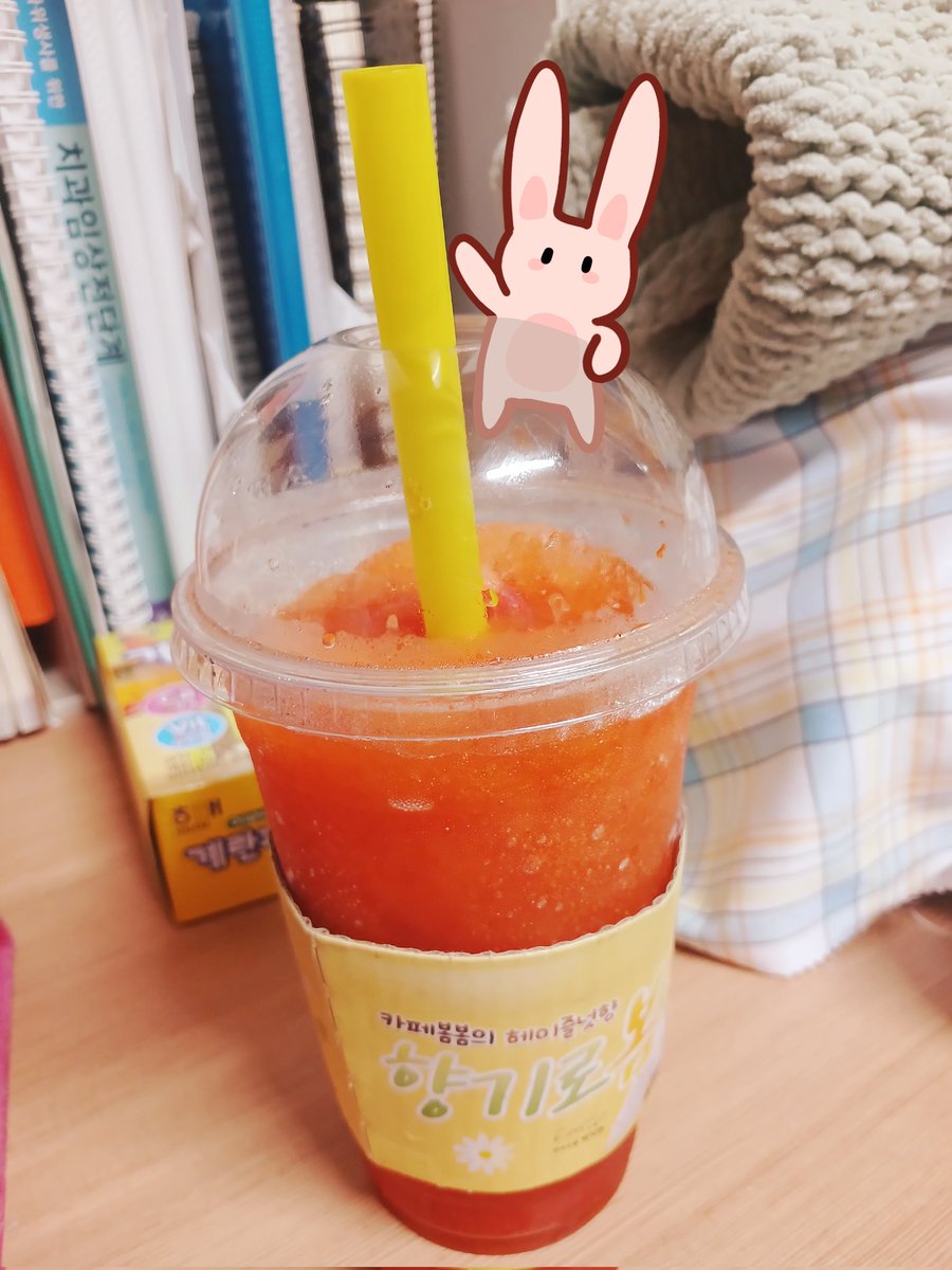 Bywind0924's tweet photo. 최근 친해진 동생에게 받은 선물로 산 음료 ~ https://t.co/TmwWaZ7zRh