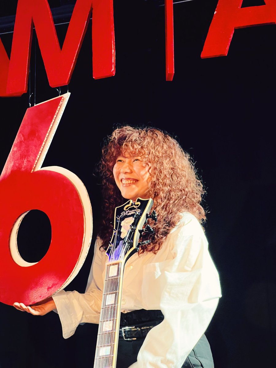 a4tateichi's tweet photo. ほんこちでした✨️
MIA MIA 6周年 MUSIC FESTIVALさらさ@ Route Theater
4周年ぶりのMIA MIAでした☕
5周年から会場が変わり、ステージの上にも座れて上手で参戦。ギターサポートを得てリラックスしての歌唱、ほんとに良かったです。ヴォーンさん、6周年おめでとうございます🎉
#MIAMIA
#さらさ https://t.co/sVuvdHeFDs
