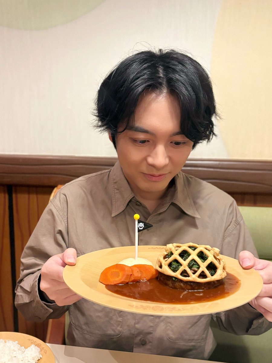 『#呪術廻戦 × #USJ スペシャルトークイベント』に
#榎木淳弥 が出演いたしました！
ご来場・配信をご視聴の皆様、ありがとうございました！

オフショットは食レポに挑もうとする榎木です🍴✨

#jujutsukaisen