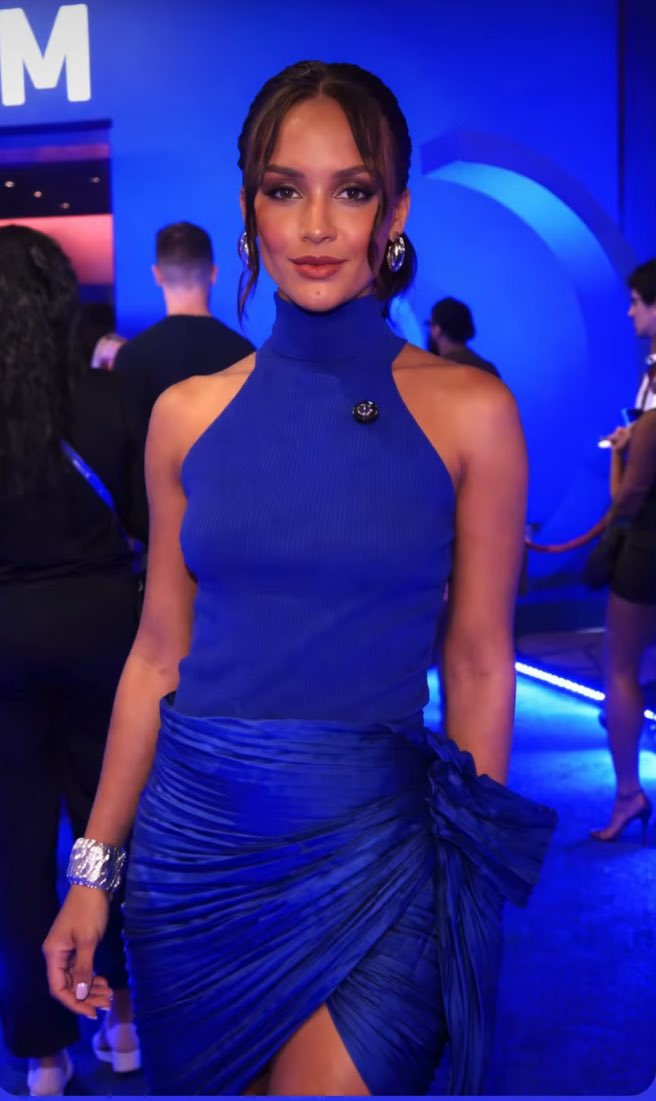 Eu fico muito feliz vendo a <a href="/MaxianeR/">Maxiane 🪞</a> conquistando as coisas que ela sempre quis!! Ontem ela sendo requisitada por todos na festa!! As pessoas se permitindo conhecer essa pessoa maravilhosa. Queria que todos tivessem acesso a Max para ver o amor que ela é…Te amo muito 💛💛💛