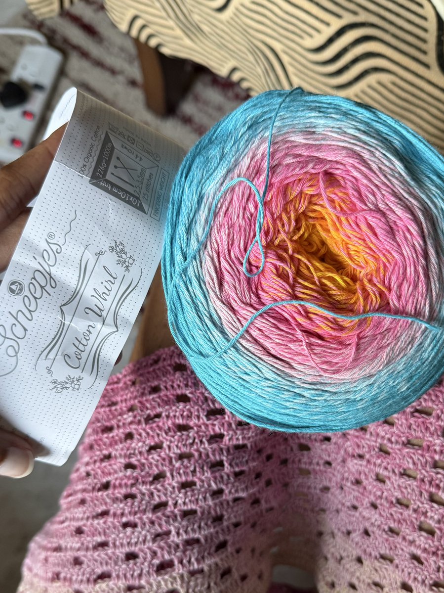 notpoos's tweet image. Went yarn hunting and got the closest one possible from the same series! 

The colours aren’t a perfect match, but I think it looks okay 😅

Finished the first panel and started the next. Halfway thereee!!

After  #Day5 and #Day6