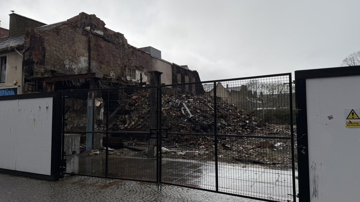 scophill's tweet photo. @EastAyrshire So - massive fire in Glasgow 4 weeks ago…. Massive fire in Kilmarnock 9 months ago. Pic 1 shows clear up work in Glasgow approaching completion. Meanwhile, pic 2 shows site in Kilmarnock…….. No change in 9 months!!! https://t.co/R9nCKz7lSd