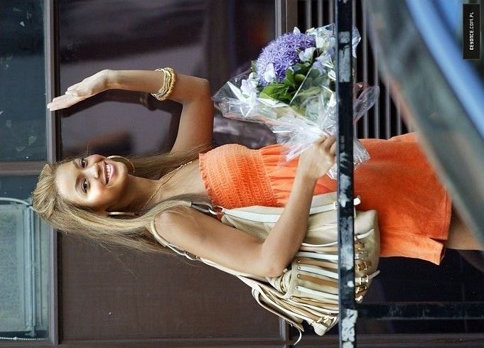 Zari 👽 tweet media