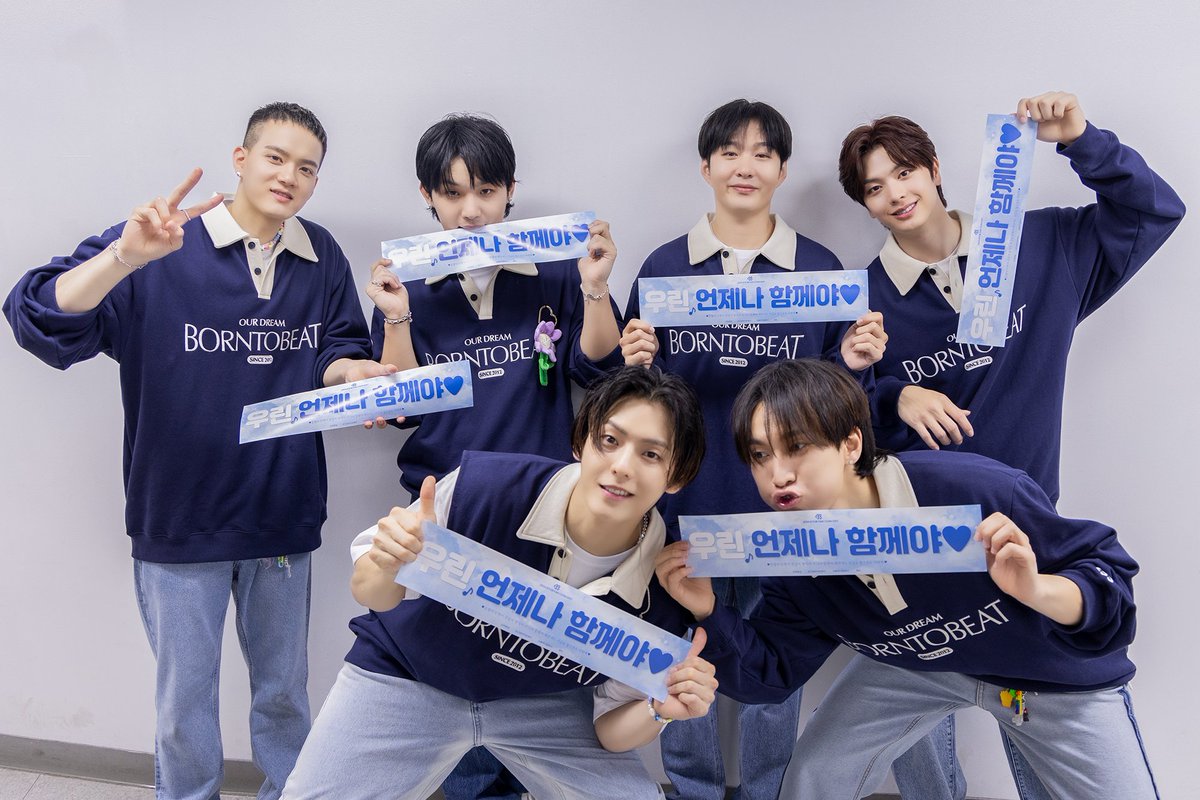 dyedye_6's tweet photo. 우리 다시, 함께 노래하자💙
거센 저 바람에 흔들려도 거친 파도에 밀려나도
모진 세상에 늙어가도 변치 않을 사랑이란 우리니깐🫶
#비투비 #BTOB
#우리다시 #We_Together
#우리다시여기서 https://t.co/K47ESDmvgJ