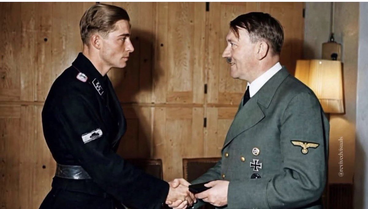 Adolf Hitler estrechando la mano de Joachim Peiper. Joachim Peiper ...