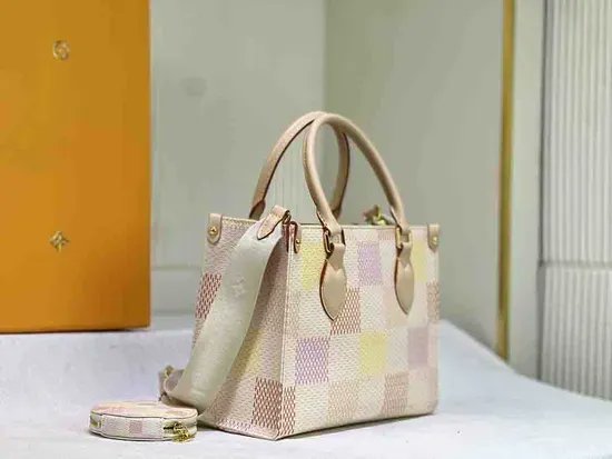universepacking's tweet photo. Most buyers focus on price when sourcing 
#wholesalecosmeticbags.
Smart brands focus on value:
✔ Material=brand positioning
✔ Design=user experience
✔ Customization=visibility
✔ Supplier=consistency
A cosmetic bag isn’t just packaging—it’s marketing.
https://t.co/LlOzLStIdg https://t.co/B3hR5RR8W8