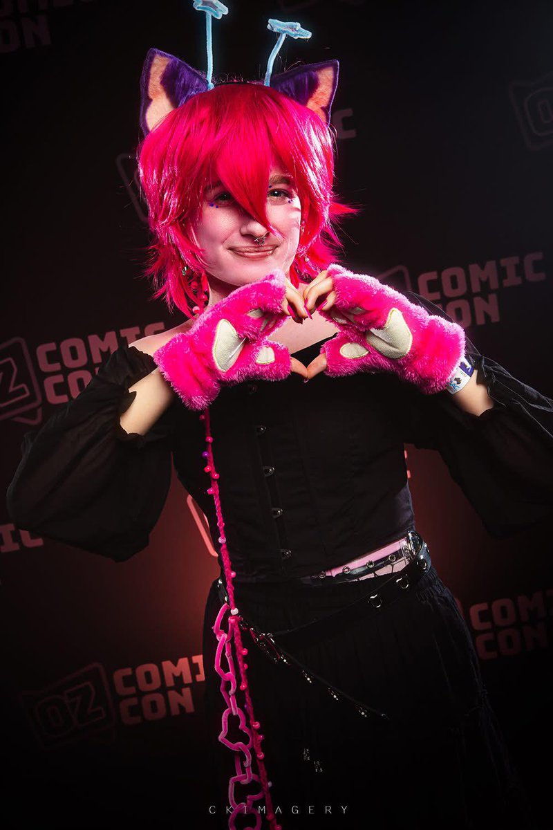 glaamrockk's tweet photo. probably won’t post these to the Loppezz discord CAUSE I CANT AND WONT SHUT UP ABT THIS COSPLAY and don’t wanna keep posting abt it even tho it’s super swag (@Earth_does_cos as Zam)

#loppezz #loppezzfanart #princezam #princezamfanart https://t.co/xg41H8gmiU