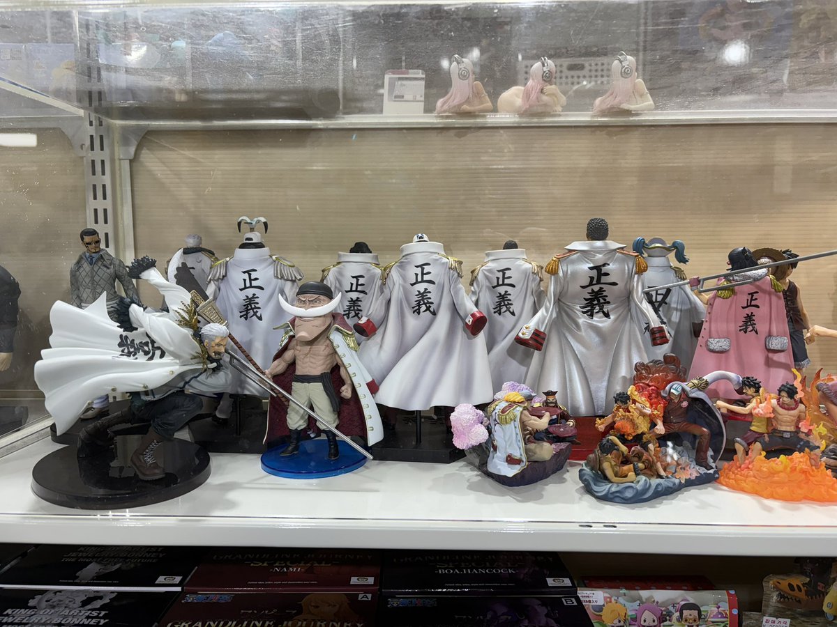 ㄹㅇ감다살 피규어전시
해군들 다 간지나게 뒤돌아있는데 베르고는 배신자라서 앞에 보고 있는거...