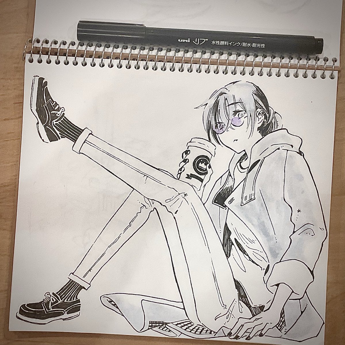 uniリブの描き心地が好みだったので一本で落書きしてみた。割と細い線も描けるけど慎重になると線がプルプルしちゃった。耐水になるの助かるなあ。