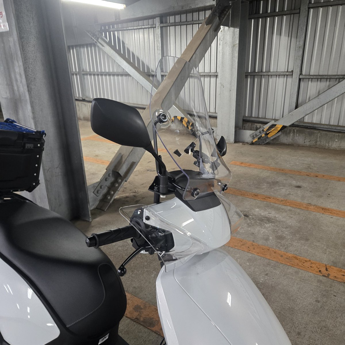 fumitakagoto's tweet photo. 下駄バイクは実用性と快適性が最優先なので、高くて半年躊躇ったけどスクリーン付けました。
スクリーンはしっかり高さがあり風はヘルメットの上を流れる感じ。
メーターバイザーも高くなり日中の視認性向上。取り付けを迷ってる方の参考になれば
#CUVe https://t.co/8E3tDSGQrr