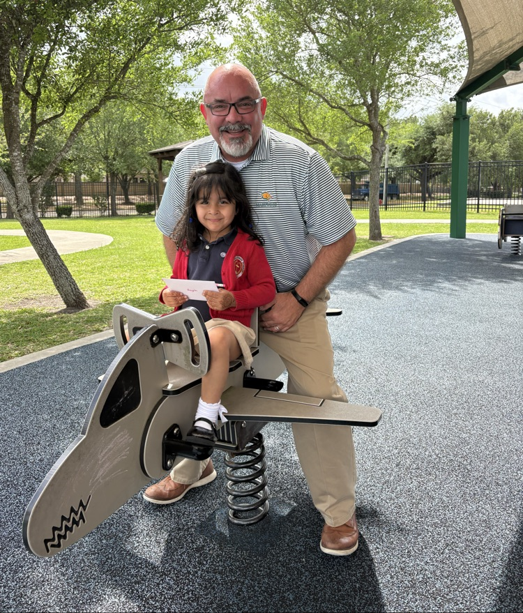 TGSFriendswood's tweet photo. Wishing Reyah in PK3 a very happy birthday! We took to the skies for this picture! #tgs2526 #tgscelebrates https://t.co/uuDhwLI89q