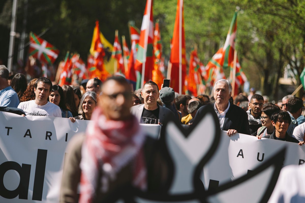 ArnaldoOtegi's tweet photo. Bakearen eta herrien burujabetzaren alde, gerraren eta inperialismoaren aurka, milaka euskal herritar bildu gara gaur Iruñeko Aberri Egunean.

Harro gaude gure herriaren gaitasun eraldatzaileaz eta ezker independentiston proiektuaren sustrai sendoez. Gora Euskal Herria askatuta! https://t.co/keFUamZZmb