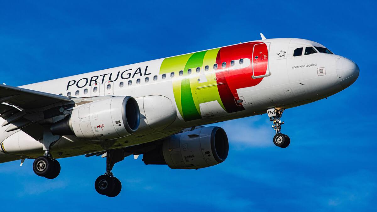 Eine brennende E-Zigarette im Handgepck zwang ein Flugzeug von Gatwick  nach Porto zur Notlandung. Die Crew lschte den Brand schnell. Passagiere  und Besatzungsmitglieder blieben unverletzt. https://t.co/It8iDpwQ9Z