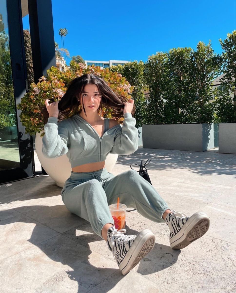 Simp for Charli tweet media