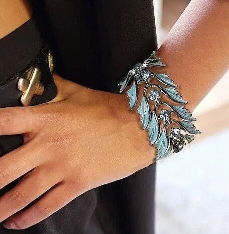 renaissancefai's tweet image. Vintage Signed ART Arthur Pepper Bracelet: Blue Enamel Floral Rhinestone Silver Tone
etsy.com/listing/448348…?
#bracelet #vintage #SignedArt #ArthurPepper #powderBlue #blue #enamel #leaves #floral #designer #signed #1950s #1960s #Coro #silvertone #flexible #chunky #wide #ART