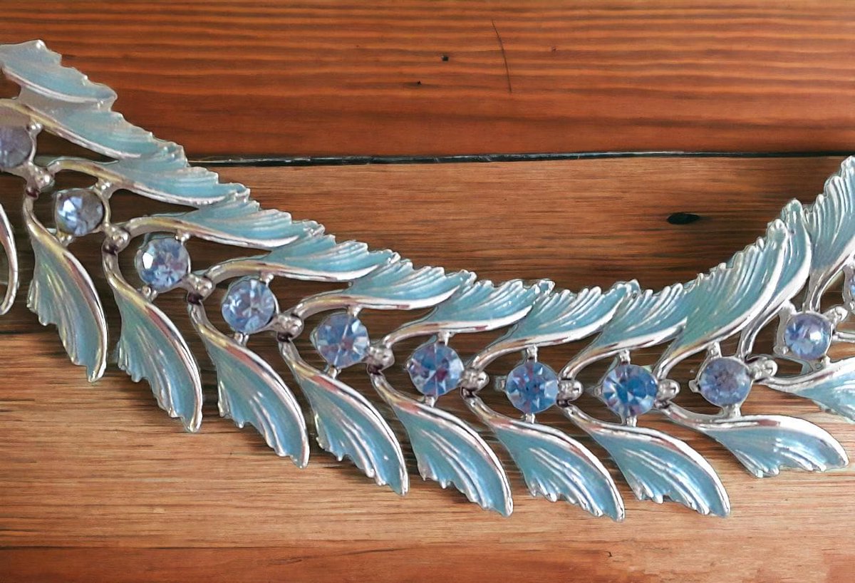 renaissancefai's tweet image. Vintage Signed ART Arthur Pepper Bracelet: Blue Enamel Floral Rhinestone Silver Tone
etsy.com/listing/448348…?
#bracelet #vintage #SignedArt #ArthurPepper #powderBlue #blue #enamel #leaves #floral #designer #signed #1950s #1960s #Coro #silvertone #flexible #chunky #wide #ART