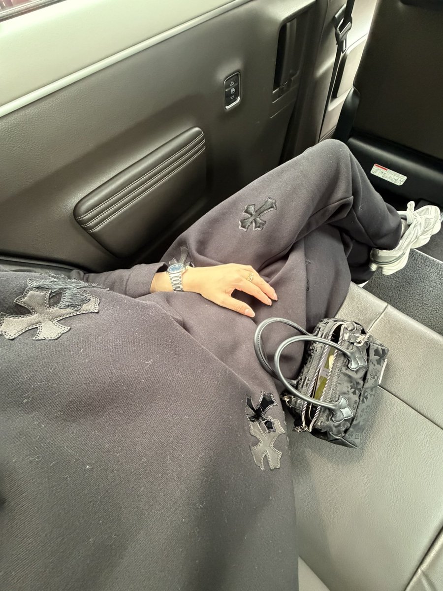 loveisaction45's tweet photo. クロムハーツ新作のスウェットパンツ
クロスパッチ付き
タイミングよく購入できた！可愛すぎる
とってもお気に入りです https://t.co/90Ofw5OFyV