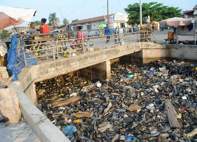 Katsuva_R's tweet image. Tous les immigrés refoulés des USA et envoyés  au Congo seront installés dans #Kinshasa... c'est ce qui est prévu dans l'accord entre la RDC et Washington.

(pov : je pense qu'un simple séjour dans cette capitale les motivera à rentrer chez eux, même s'ils venaient de Syrie)