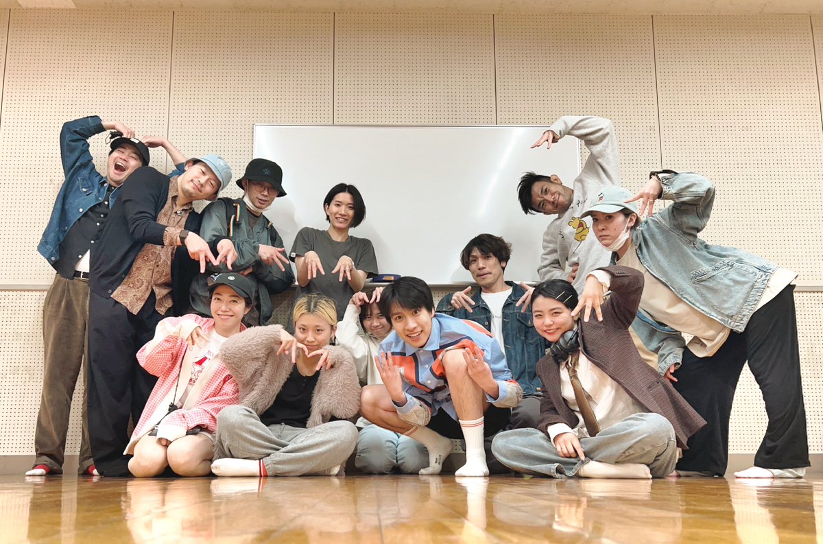 angiestage0507's tweet photo. 今日も元気にメメント稽古！
物語前半の立ち位置や転換、演じ方の共有をしました。真似をしたくなるフレーズの嵐。やっぱり集団芸って面白いですね〜笑っちゃいます😆 場合によってはキャストがとても近い席も出てきます。そしてある付近じゃないと見えないシーンも…✨ 

#バイバイメメント https://t.co/T53A5PVwF9