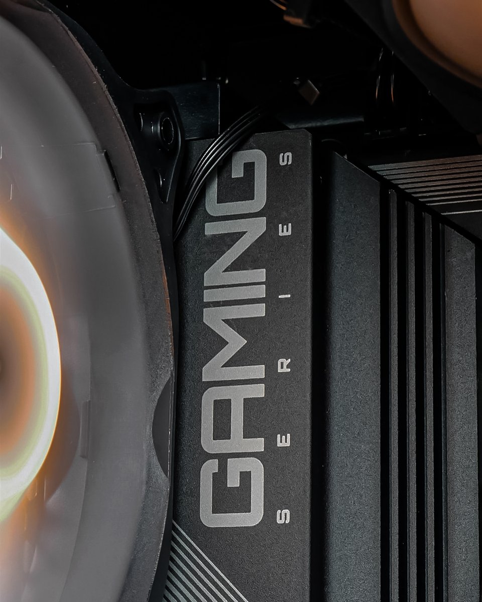 GIGABYTE_DE's tweet image. GIGABYTE AORUS AERO GiMATE AI TOP GAMING POWER 😎

GIGABYTE 
RTX 5070 12GB WINDFORCE OC SFF
B650 GAMING X AX V2
500GB M.2 NVMe
850W 80 PLUS Gold
AORUS WATERFORCE II 240

Dank an 💘🛠📸🎥💻: @ compx ua @ aorus_turkiye @ aorus_uk

#GIGABYTE #AORUS #PCBuild #GamingPC