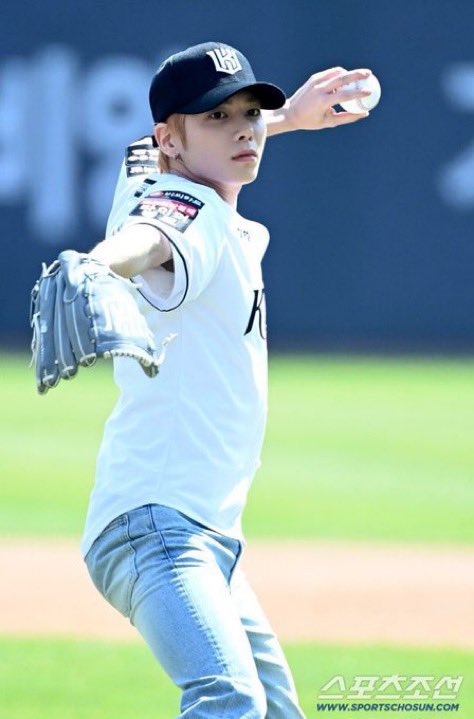 tyuntoday's tweet photo. taehyun throwing the first pitch for kt wiz!! so handsomeee

#TAEHYUN #태현 https://t.co/cN5vVEpC8p