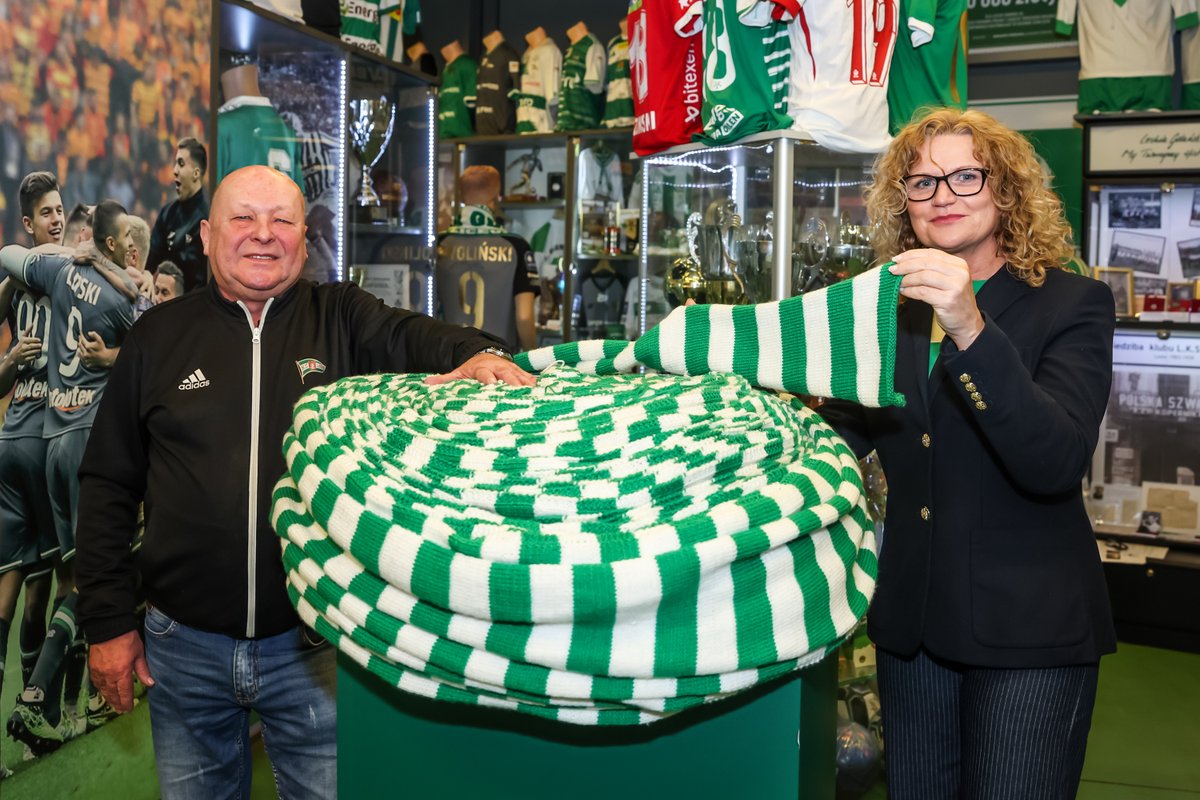 Muzeum Lechii Gdańsk otrzymało wyjątkowy prezent - ręcznie dziergany szalik wykonany przez mieszkanki dzielnicy Letnica, który mierzy aż 150 metrów 🤍💚

Setki godzin pracy, które poświęciły Grażyna Gajewska, Elżbieta Butkiewicz, śp. Danuta Rudziewicz oraz śp. Irena Pilasiewicz