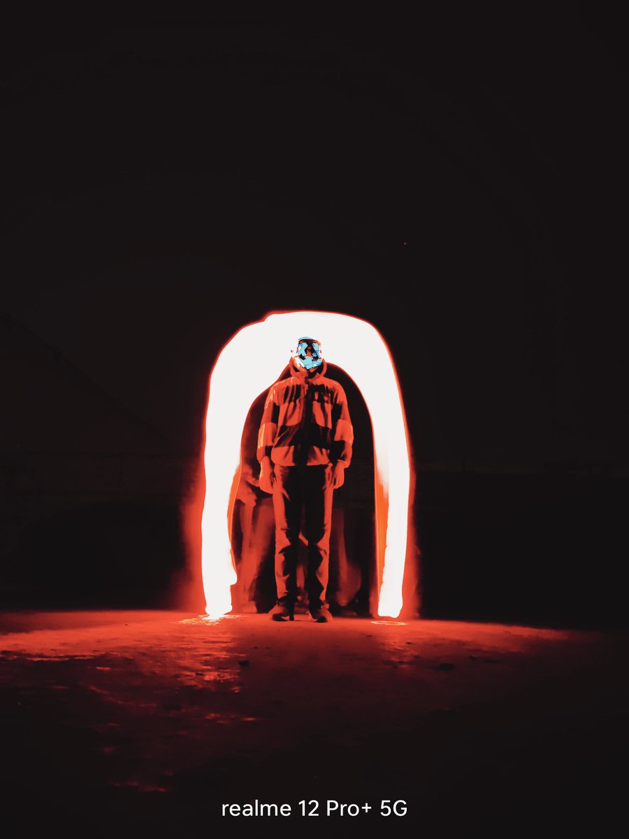 ziyahusami's tweet photo. Turning darkness into art with red light 🔴
#RepYourRed
📸 @ziyahusami
#Shotonrealme #ShotOnSnapdragon 
@Snapdragon 
@realmeglobal 
@realmeIndia 
@skyli_realme garbi https://t.co/Bb04sFpteT
