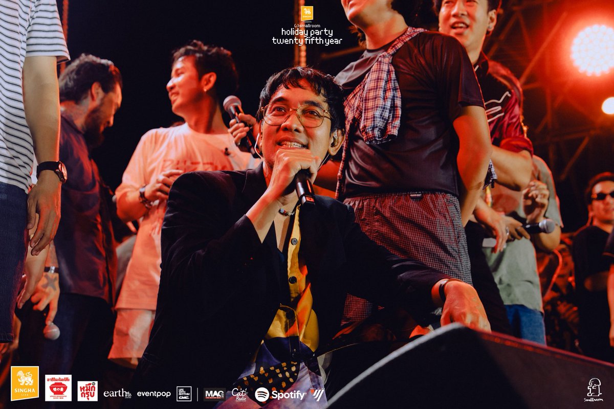 smallroom_tweet's tweet photo. ขอบคุณชาวสมอลล์รูม
และแฟนเพลงของศิลปินสมอลล์รูมทุกคน
ขอบคุณศิษย์ปัจจุบันและศิษย์เก่าทุกคน
ทุกคนยอดเยี่ยมมาก!
ผมมีความสุขมากครับ💛
แอดพี่เจ
#smallroommusic
#25ปีSmallroomHolidayParty
#SinghaLife
#ความสุขมีได้ทุกวัน
#CelebrateLifeTheOriginalThaiway
#หมึกกรุบบุกsmallroom #earthto https://t.co/h450Iz6Wrm