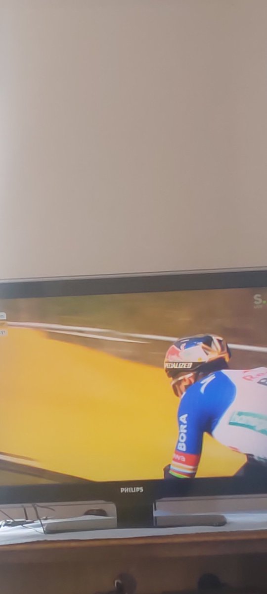 tofke49's tweet photo. Spannende wedstrijd in de Ronde van Vlaanderen https://t.co/QGjsMf0Gdj