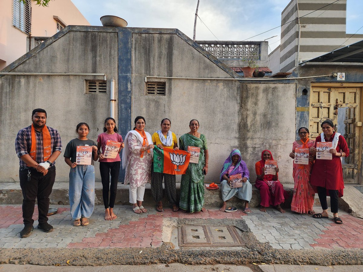 rydesai1's tweet photo. આજરોજ ભચાઉ શહેર મધ્યે  ભારતીય જનતા પાર્ટી ની સૂચનાનુસાર વોર્ડ નંબર:-2 બુથ નંબર:-73 નવી ભચાઉ માં હર ઘર સંપર્ક અભિયાન તેમજ  ભાજપ સ્થાપના દિવસ અંતર્ગત  પક્ષ ના ધ્વજ નુ વિતરણ કરવામાં  આવ્યા  🌷🌷🌷@narendrmodi
@ https://t.co/WmDqnRp78d