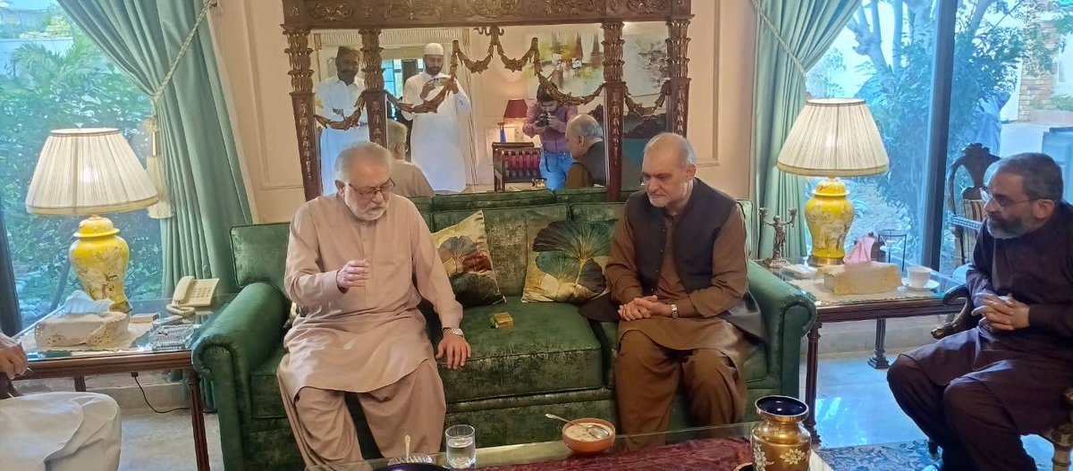 Syed_Sadam786's tweet photo. راجا ہاؤس کراچی
مسلم لیگ فنکشنل و جی ڈی اے سربراہ اور حرجماعت کے روحانی پیشوا پیرصاحب پگاڑا سے امیر جماعت اسلامی حافظ نعیم نے ملاقات کی، ملاقات میں ملک کی موجودہ سیاسی، سماجی و ۔عاشی صورتحال پر تبادلہ خیال کیا گیا https://t.co/2KMtrlA1qD