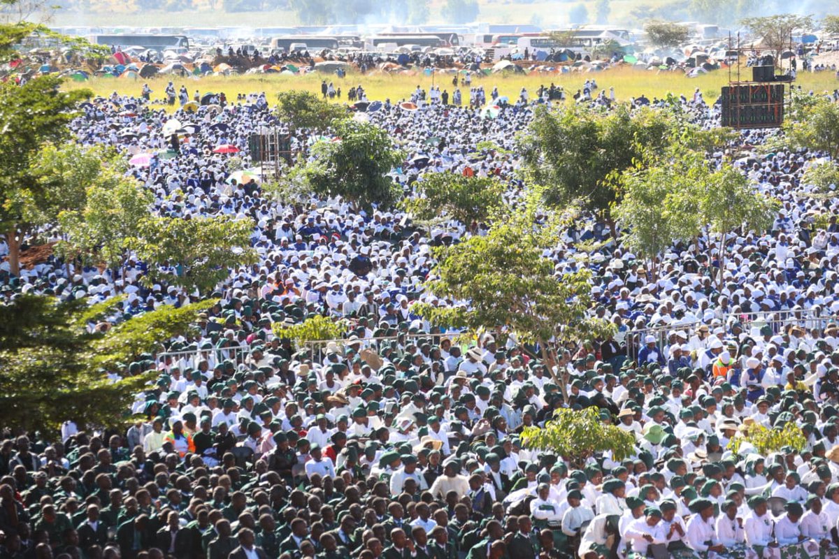 edmnangagwa's tweet photo. It was an honour to join the ZCC at Mbungo for Easter. The church remains a dependable partner in our development through education, tourism, and agriculture.

Let us embrace love, unity, and peace as we build our nation. Drivers, please exercise caution.

God bless Zimbabwe. 🇿🇼

#Easter2026 #ZCCMbungo #NyikaInovakwaNeveneVayo