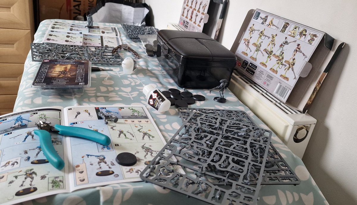 🦈 Having a good Easter building my Kroot whilst my mate builds his Sisters - My hungry space aliens vs. his purging goth bitches