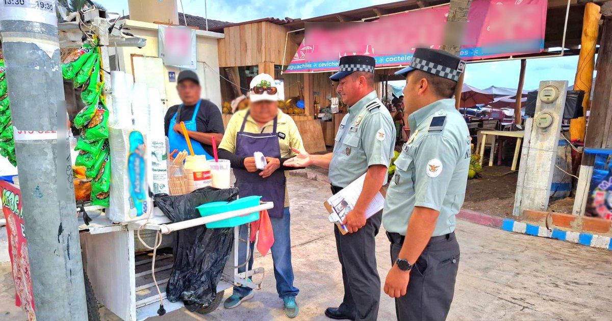 GN_MEXICO_'s tweet image. La #GuardiaNacional realiza recorridos preventivos con comerciantes y locatarios de #Colima con el objeto de conocer sus necesidades en materia de seguridad, además de proporcionar el número de atención ciudadana 088. #LaGuardiaNacionalEstáContigo