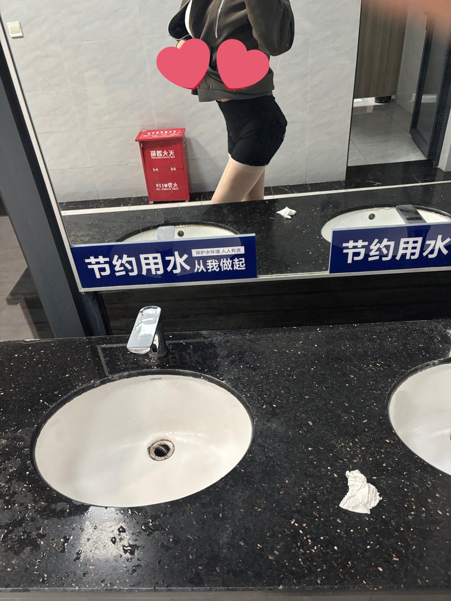 AelegyZ's tweet photo. 遇到了一个公厕，拍两张照展示身材。 https://t.co/TDJyRH7cTj