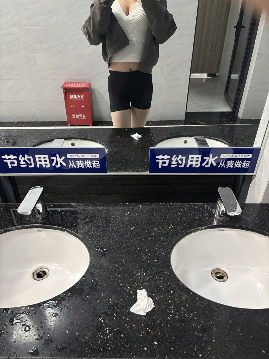 AelegyZ's tweet photo. 遇到了一个公厕，拍两张照展示身材。 https://t.co/TDJyRH7cTj