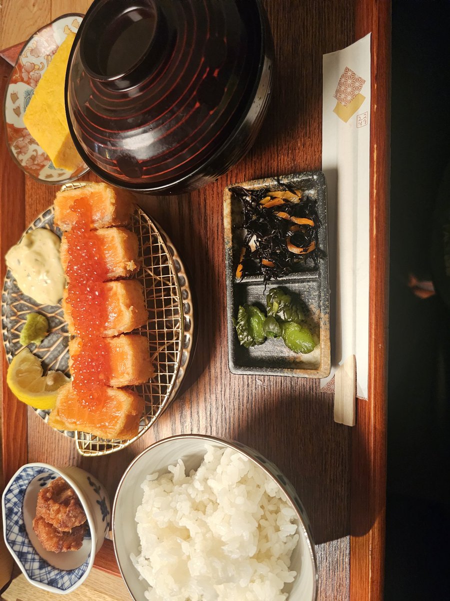 今日はご飯行ったあと、桜のトンネル行ってきた
めっちゃ、綺麗やった
来年も行きたいな
元町、一圓ご飯もまじで美味かった
 #竈門のご飯一圓