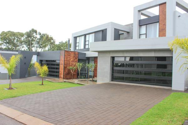 XekiHlongwane's tweet photo. SOLD 
🫰🏾R 9 499 999
￼📍Midstream Ridge Estate
🛌 ￼ 5 ￼ 
🛁 4.5 ￼ 
🏎️ 4 ￼ 
 🔳1001m²
🤑Levies: R 2 200
💰Rates &Taxes: R6 400
💵Monthly Repayment: R93 256
