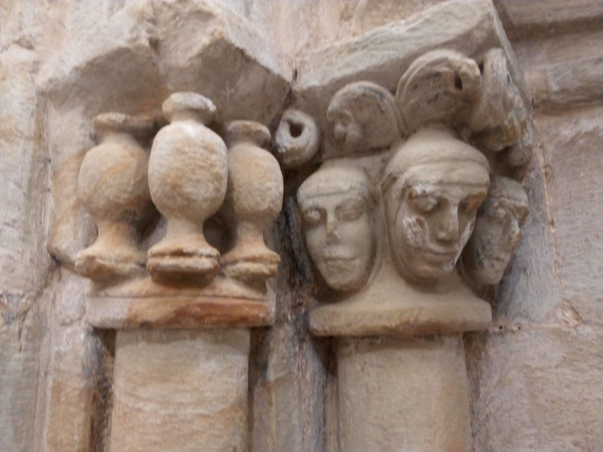 AugustSantander's tweet photo. Iglesia de Bareyo, Cantabria Románico costero: Las tres Marías con los unguentos y los soldados en el sepulcro. #Resurrección #DomingoDeResurrección #SemanSanta https://t.co/tribhnTk0z