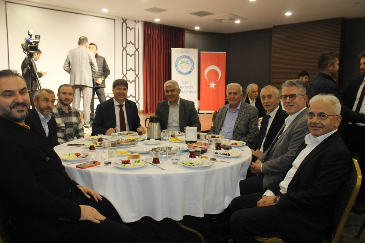 halilibrahimece's tweet photo. Kurucu Genel Başkan Yardımcılığı görevini üstlendiğim Zonguldak Dernekleri Federasyonu’nun (ZONDEF) düzenlediği istişare toplantısına katılarak gündeme ilişkin değerlendirmelerde bulunduk.
Önümüzdeki ay gerçekleştirilecek olan Zonguldak Tanıtım Günleri programına dair verimli bir fikir alışverişi gerçekleştirdik.
Programın düzenlenmesinde emeği geçen ve toplantıda hazır bulunan başta ZONDEF Genel Başkanı Sayın Ziya Öncan olmak üzere; Düzce Vali Yardımcısı Sayın Şevket Cinbir, Zonguldak TSO Başkanı Sayın Metin Demir, ZONSİAD Genel Başkanı Sayın Nejdet Tıskaoğlu, Karabük Dernekleri Federasyonu Genel Başkanı Sayın Ali Kaya, Bartın Dernekleri Federasyonu Genel Başkanı Sayın Sabri Avcı, Bülent Ecevit Üniversitesi Rektör Adayı Prof. Dr. Sayın Mustafa Canbaz, Çaycumalılar Dernek Başkanı Sayın Savaş Çiloğlu, ZONDEF Kurucu Genel Başkanımız Sayın Ali Rıza Kiremitçi, kıymetli Zonguldaklı dernek başkanlarımıza ve ismini sayamadığım gizli kahramanlara şükran ve teşekkürlerimi sunuyorum.