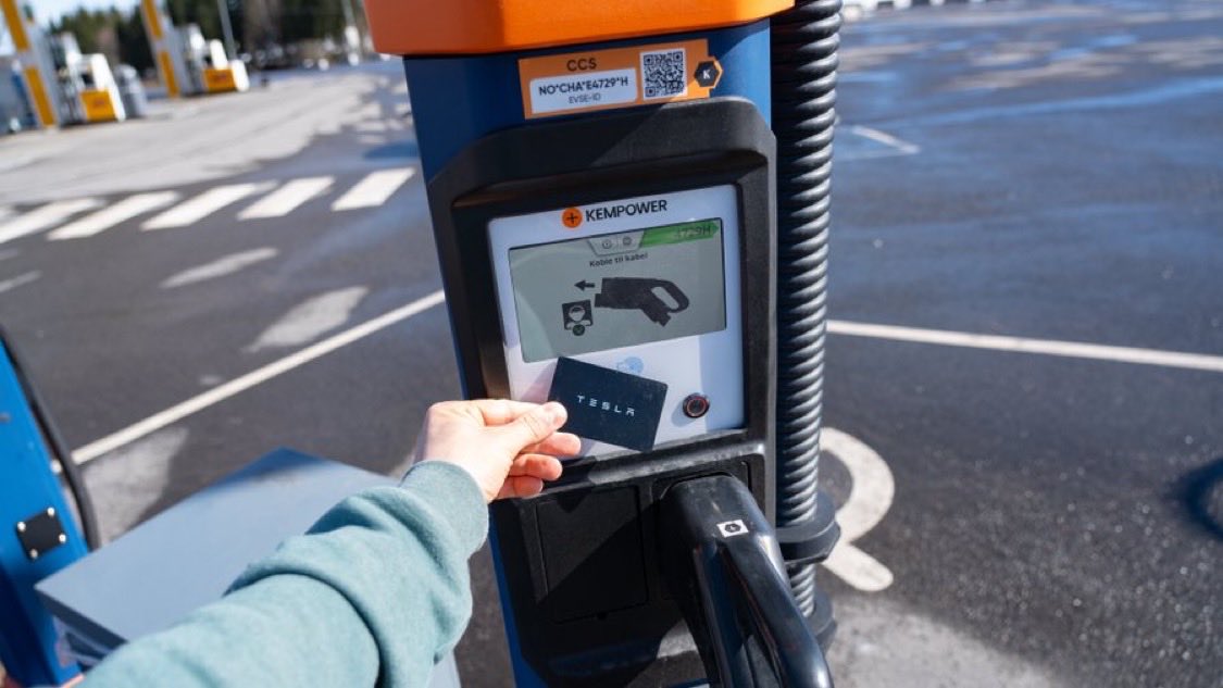 TESLA NEWS France tweet media