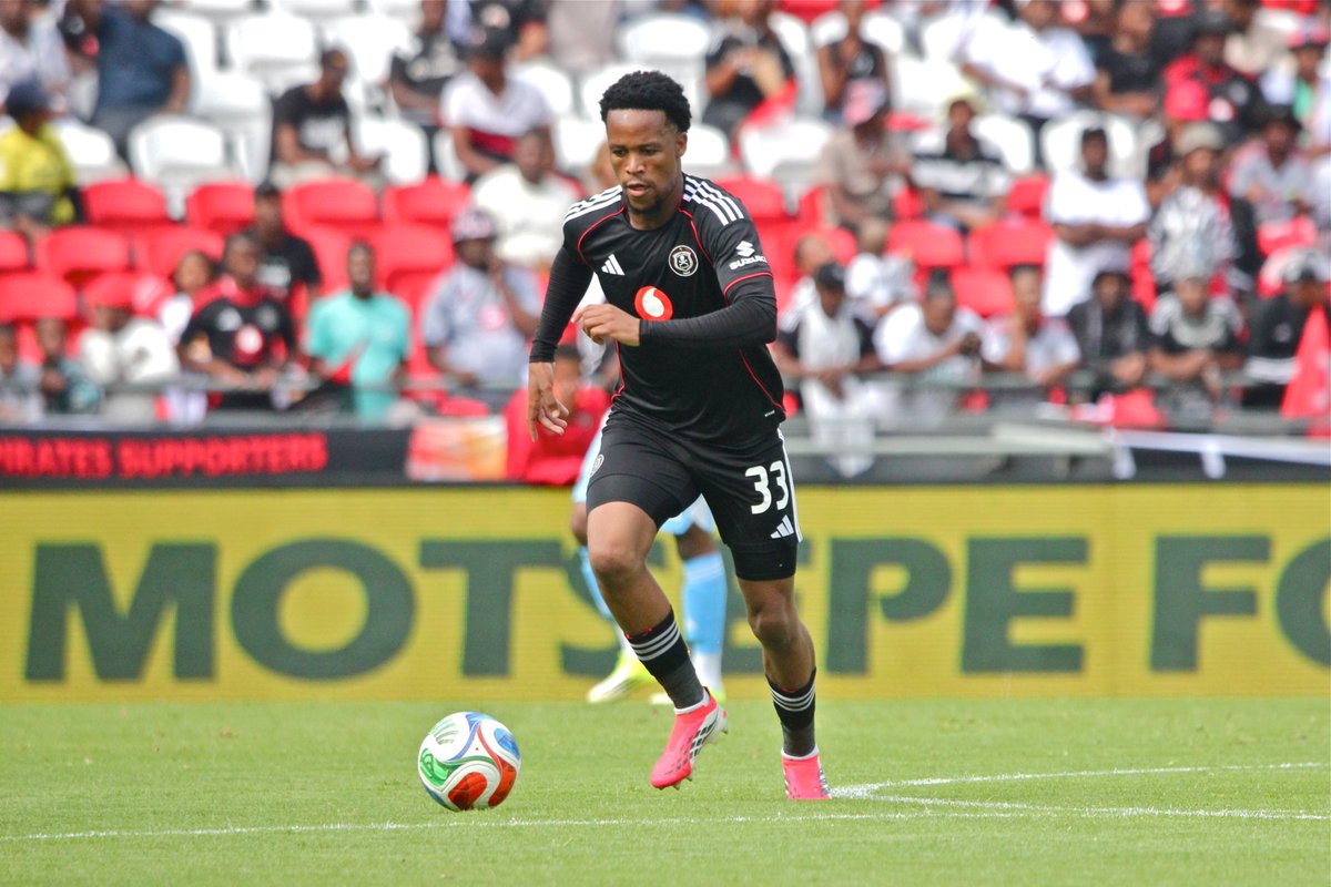 dube_mthoko's tweet photo. "𝔽𝕠𝕣𝕘𝕖𝕕 𝕚𝕟 𝔸𝕝𝕖𝕩, 𝕤𝕙𝕚𝕟𝕚𝕟𝕘 𝕚𝕟 𝕆𝕣𝕝𝕒𝕟𝕕𝕠." 🏴‍☠️

The rise of Lebone Seema is a story of resilience and identity. From the streets of Alexandra to becoming the "Great Wall" of the Orlando Pirates defence, the 23-year-old is silencing the noise and chasing league glory. 

𝗧𝗵𝗲 𝗝𝗼𝘂𝗿𝗻𝗲𝘆:
✅ Identity: Roots in Senwabarwana, Limpopo—proudly South African.
✅ Versatility: A former CDM whose tactical IQ makes centre-back look easy.
✅ Resilience: From nearly quitting at TS Galaxy to becoming an MTN8 and Carling Knockout champion. 🏆

READ MORE:📲https://t.co/6nrRyFWP5U
