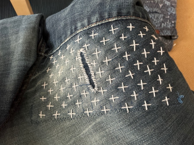 JolandaUtrecht's tweet photo. Huismusklusje tijdens #RVV26 #sashiko #mending #denim https://t.co/8e8mnRGlBE