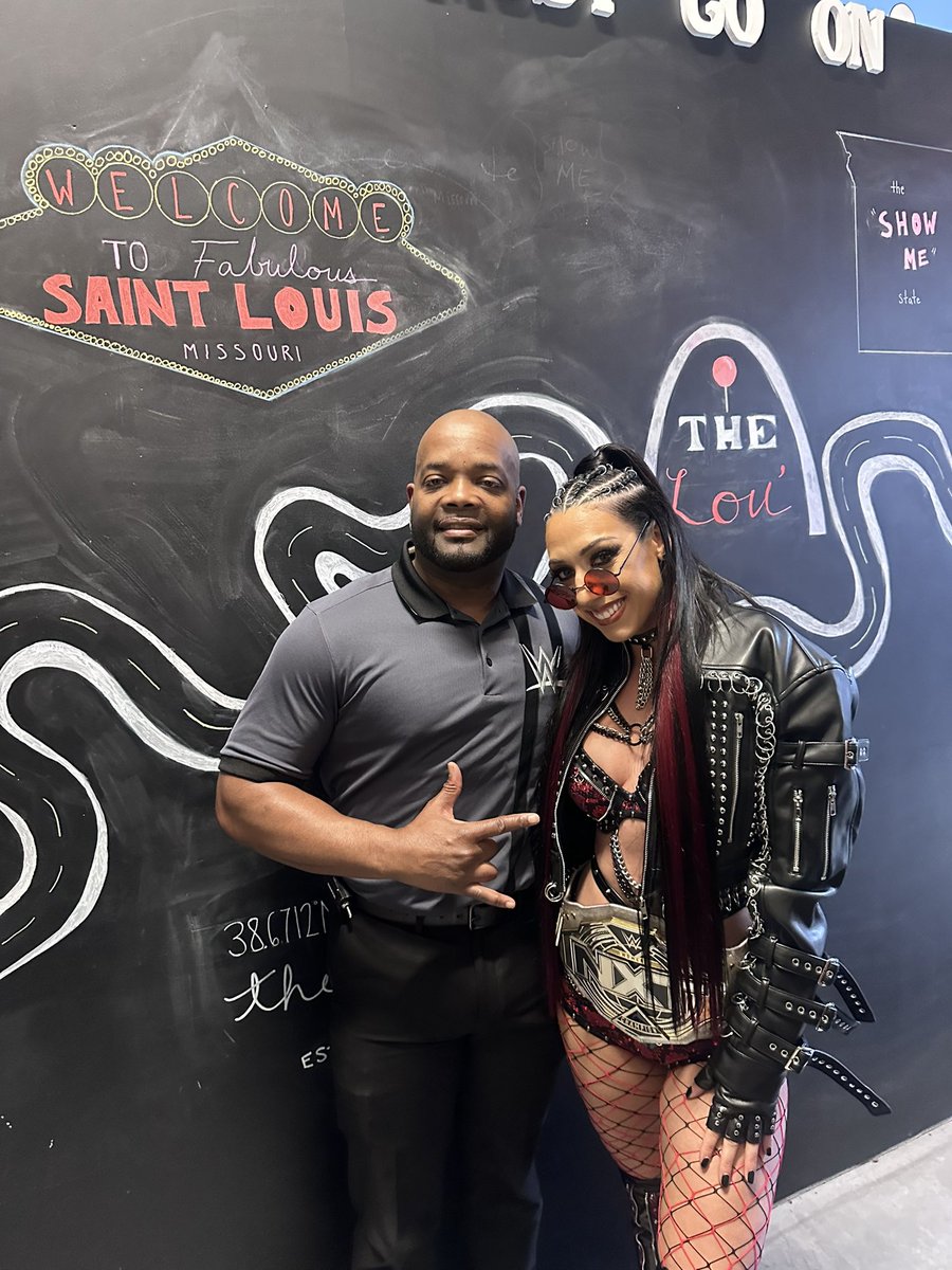 DallasIrvinWWE's tweet photo. From sitting in the stands looking on as an extra to becoming NXT’s biggest ROCK STAR! Helluva run, Champ!
Rock on @jacyjaynewwe 🤘🏾
#NXTProud #WWENXT #StandAndDeliver https://t.co/oNKxSmsDNW