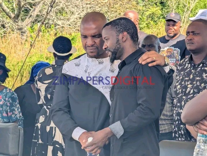 treviousnjuzu's tweet photo. Sad moments!!!
#MTDSRIP
Transport and Infrastructural Development Minister Felix Mhona consoles Mr Ronald Mujuru at the Mujuru family homestead in Chivhu, where burials are taking place.
Mr Mujuru lost his wife and five children in the Masvingo road accident.
@Varakashi4edByo https://t.co/2E5DCVcvV3