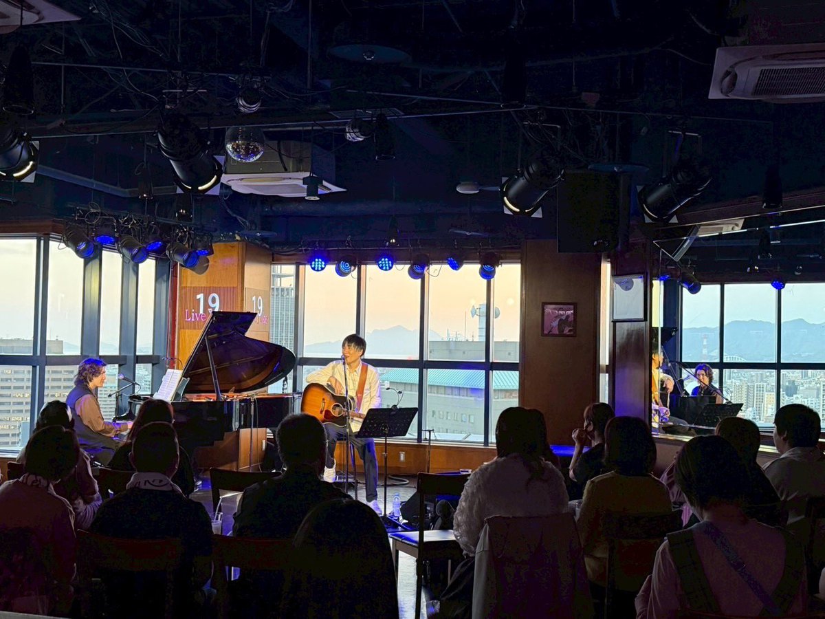 tsubasa0106's tweet photo. セツナツアー広島公演！！
今回のツアーでは広島が一番少なかったけど、一番盛り上がった位、一人ひとりが熱かった！！！！👏👏👏👏

それぞれが毎日頑張ってるその背景を、僕は知っているわけじゃないけど、みんなの視線や笑顔や声に、色んな感情を受け取りました。そして僕も、気合いを貰いました！

来てくれた1人ひとりに大感謝！本当にありがとう！

それにしても、関西VS広島VS九州はめちゃくちゃ面白い！！

地域によって色んなことが違って、まだまだ聞きたい事がいっぱいです（笑）

関西人には当たり前という
冷やし中華にマヨネーズもやってみます✌️

またみんなで集まりたい！
そう思えるような、アットホームな時間でした。

そして広島のライブハウスjukeの景色はやっぱり最高過ぎた！

みんな大好きだー！ありがとう！
めちゃくちゃ素敵なお花もありがとう！

#セツナツアー
#立川翼
#広島
#livejuke