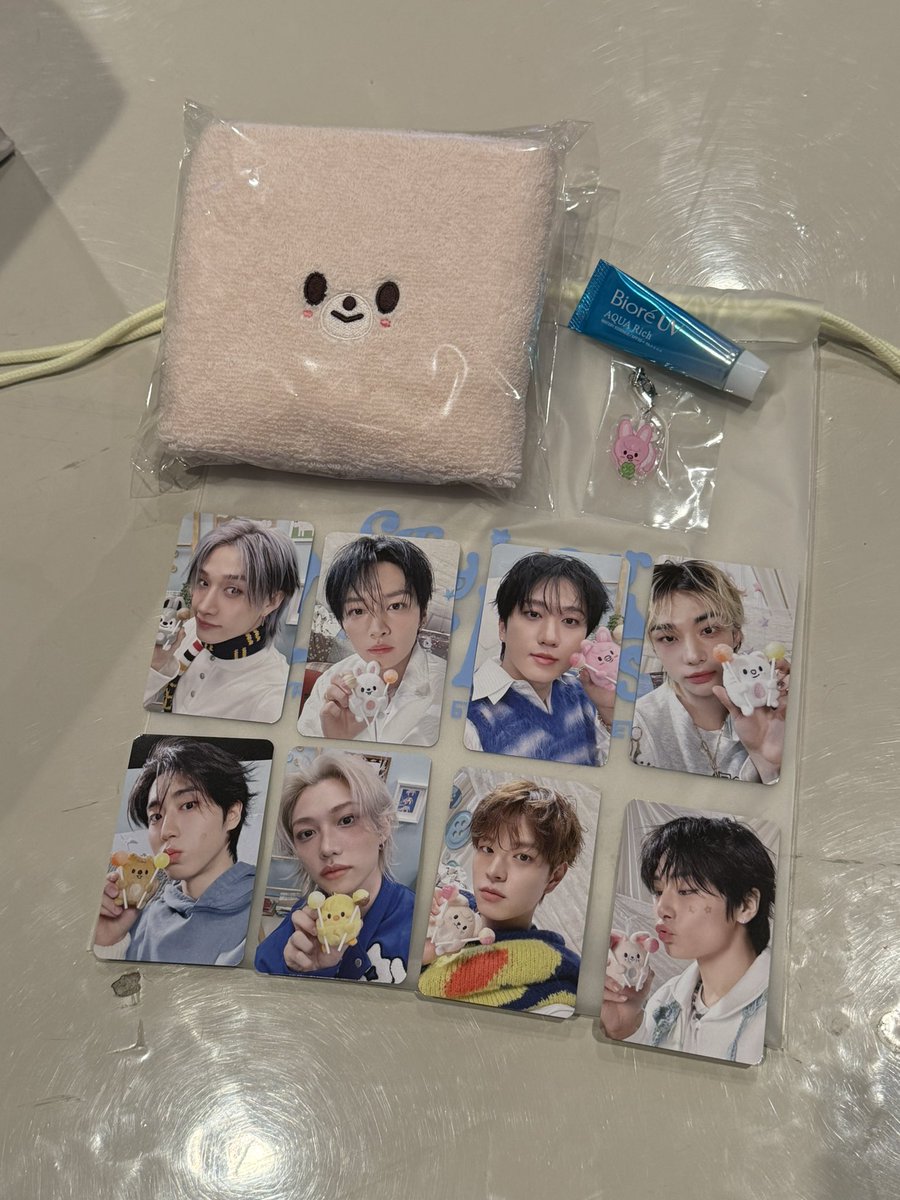 sunshine_kittyy's tweet photo. Straykids SKZ fanmeeting stay zone
스트레이키즈 스키즈 콘서트 입장 특전 기프트 스테이존 포카 양도 판매

4/4 Day3, 4/5 Day4
OT8 full set-15.0 per set
Both-28.0

DM or https://t.co/ktgkw99OLU

WTS Bangchan Leeknow Changbin Hyunjin Han Felix Seungmin I.N photocard pc phoca poca gift https://t.co/X6doOcF0sM