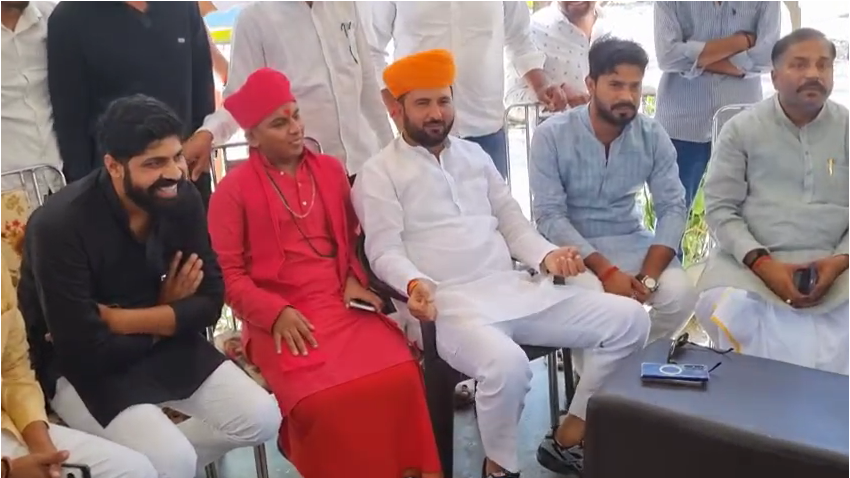 bstvlive's tweet photo. आजमगढ़ 

➡जीयनपुर ‘हाफ एनकाउंटर’ केस ने पकड़ा तूल
➡करणी सेना पहुंची आरोपी के घर
➡पुलिस ने की फर्जी मुठभेड़- परिजन

#Azamgarh #HalfEncounter #UttarPradesh https://t.co/iMbqkMmEEg