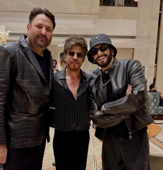 indiclogic's tweet image. From #Right to #Left
1. Jaskirat Singh Rangi as Hamza Ali Mazari
2. #Pakistani Spy as #ShahRukhKhan𓃵 
3. Immaterial as Immaterial
😎😎😎