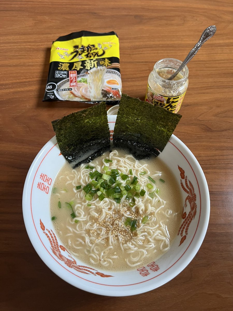 steal_51's tweet photo. うまかっちゃん濃厚新味。90秒で茹で上がるバリカタ細麺と、濃厚スープが美味い。麺の食感が普通のうまかっちゃんと大きく違う。好みは別れそうだが、個人的には、ノーマルの方が好き。
#ラーメン #うまかっちゃん #袋ラーメン #マルタイ #とんこつラーメン https://t.co/sSDDfYhbwX